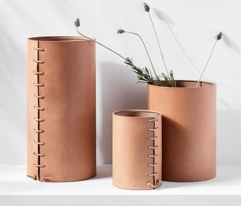 Leather Anniversary, 카드 디자인, Leather Decor, Mini Vase, Modern Vase, Coffee Design, Ceramic Vases, Leather Projects, Leather Gifts