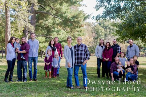 Photo Ideas For Large Families, Family Outdoor Photoshoot What To Wear, Large Extended Family Photo Shoot Ideas, Large Family Photo Shoot Ideas Colors Winter, Family Picture Poses 8 People, Photo Poses For Large Families, Multi Family Photo Shoot Poses, Big Family Photo Shoot Ideas Outfits, 12 People Group Photo