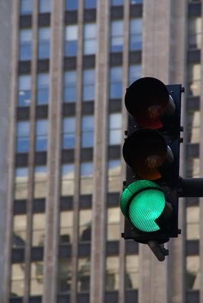 Green lights Semaforo Aesthetic, Green Light Traffic, Green Traffic Light Aesthetic, Traffic Light Aesthetic Video, Green Traffic Light, Signal Light Traffic, New York Traffic Light, Lit Meaning, Metal Windows