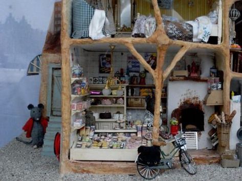 Mouse Mansion, Tiny Furniture, Diy Doll Miniatures, Cardboard House, Dolls House Interiors, Tiny World, House Mouse, Miniature Houses, Miniature Crafts