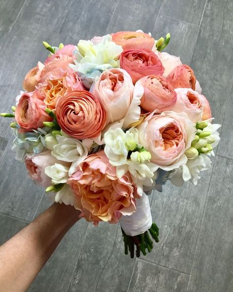 32 bouquets for this season + roses style guide - Parfum Flower Company Unusual Bouquets, Juliet Garden Rose, Peach Wedding Bouquet, Pale Blue Wedding, White Spray Roses, Hydrangea Blue, Round Bouquet, Lavender Bouquet, Rustic Wedding Table