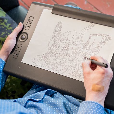 Draw on paper and screen at the same time, with the new Wacom Intuos Pro Paper Edition - Digital Arts Digital Drawing Tablet, Art Tablet, New Tablets, Wacom Tablet, Drawing Pad, Wacom Intuos, Drawing Tablet, Paper Drawing, Drawing Videos