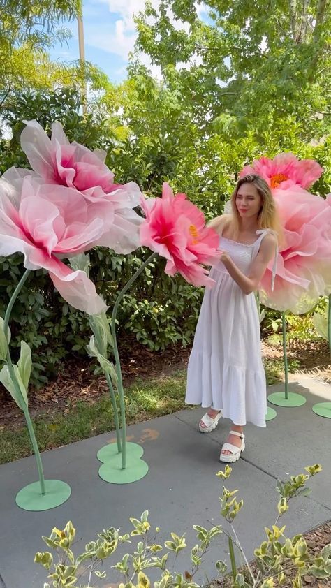 Instagram Giant Organza Flowers, Giant Flowers Wedding, Dyi Flowers, Giant Butterfly, Pink Marshmallows, Paper Flower Patterns, Butterfly Mask, Organza Flowers, Flower Sculptures