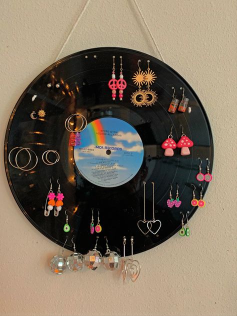 Jewelry Holder Diy, Vinyl Record Art Ideas, Painted Records, Vinyl Art Paint, Witch Room, Jewelry Display Organizer, Diy Jewelry Holder, Vinyl Record Art, Record Art