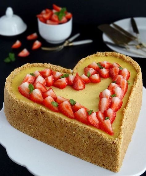 Heart-shaped Cheesecake made with much love ~.~ Heart Shaped Cheesecake, Heart Cheesecake, Cheesecake Decoration, Shaped Food, Heart Shaped Food, Cooking Ideas, Yum Yum, Sweet 16, Cheesecake