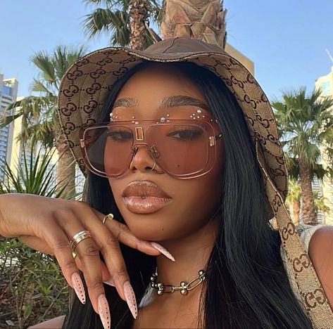 Uche Natori, Bucket Hat Outfit, Stylish Glasses, Girl With Sunglasses, Black Barbie, Looks Black, Outfits With Hats, Cute Poses, Vacation Outfits