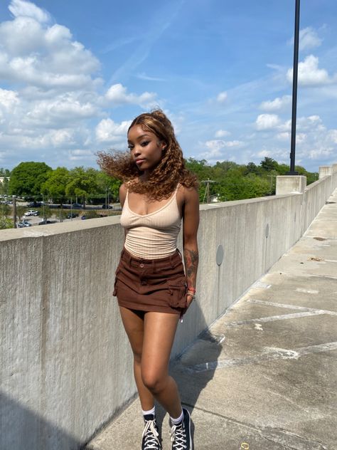 Earthy Mini Skirt Outfit, Brown Hightop Converse Outfits, Brown Cargo Mini Skirt Outfit, Brown Mini Skirt Outfit Summer, Mini Skirt Converse Outfit, Cami Skirt Outfit, Mini Brown Skirt Outfit, Hightop Converse Outfits, Tan And Brown Outfit