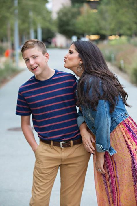 Mom And Grown Sons Photoshoot, Mom And Teenage Son Photoshoot, Mom Older Son Photoshoot, Teenage Son And Mom Pictures, Mom And Son Poses Older, Mother Teenage Son Photoshoot, Mom And Older Sons Photoshoot, Mom Teenage Son Photoshoot, Family Pictures With Teenagers Sons