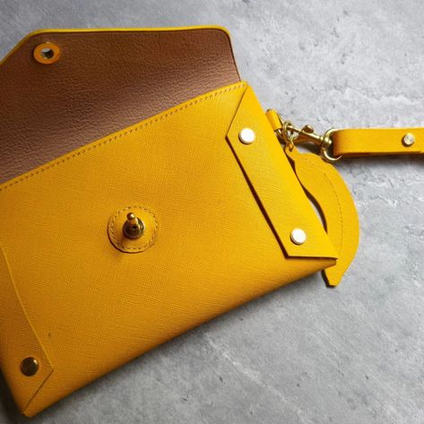 Chicago Screws, Diy Leather Bag, Leather Crafts, Body Design, Leather Skin, A Banana, Leather Diy, Phone Wallet, Leather Design