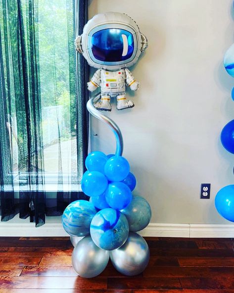 Space Theme Balloon Bouquet, Space Party Balloon Garland, Space Balloon Columns, Astronaut Centerpiece Ideas, Space Balloon Centerpiece, Outer Space Balloon Garland, Galaxy Balloon Decor, Astronaut Party Centerpieces, Astronaut Centerpiece Space Party