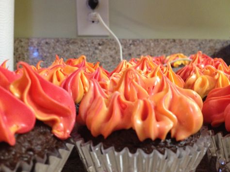 flames Flame Cupcakes, Fire Cupcakes, Sparkly Cupcakes, Fire Cake, Ice Party, Piping Frosting, Decorated Cupcakes, Fireman Party, Easy Frosting