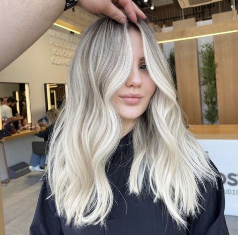 Ashy Blonde Hair, Hair Stules, Platinum Blonde Balayage, Blonde Hair With Roots, Ice Blonde Hair, Bright Blonde Hair, Summer Blonde Hair, Blonde Hair Transformations, Icy Blonde Hair