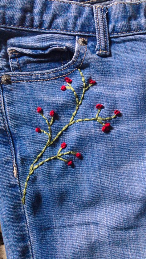 Jean Pocket Embroidery Simple, Embroidering Jeans, Jean Embroidery Ideas, Jeans Embroidery Ideas, Jean Embroidery, Embroidery Jeans Diy, Jeans Embroidery, Hand Embroidery Patterns Free, Clothes Embroidery Diy