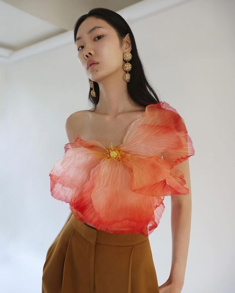 Exploring the architecture of the poppy flower, #odlrspring2024 magnifies blooms to a novel scale, cut and crinkled for… | Instagram Flower Runway, Trends 2025, European Summer Outfits, Fashion Things, Romantic Outfit, Italian Outfits, March 25, Hyperrealism, Poppy Flower