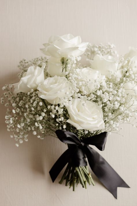 Bouquet For Black And White Wedding, White And Black Bouquet Wedding, Black Dress Bouquet, Black And White Wedding Simple, White Black Wedding Bouquet, Winter White Wedding Bouquet, Wedding Boquetes Of Flowers Aesthetic, Black And White Roses Wedding, Simple Elegant Bridal Bouquet