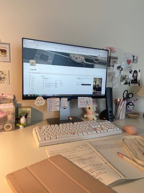 Desk Setup School, Aesthetic Desk Layout, Desk Setup Monitor, Studying Space Aesthetic, Whiteboard Aesthetic Bedroom, Study Set Up, Student Desk Setup, Study Spaces, College Desk Setup