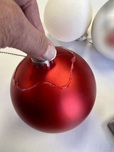 Ornament Makeover, Easy Diy Christmas Decor, Clear Plastic Ornaments, Snow Flakes Diy, Tin Can Crafts, Painting Plastic, Diy Christmas Decor, Red Ornaments, Diy Christmas Decorations Easy