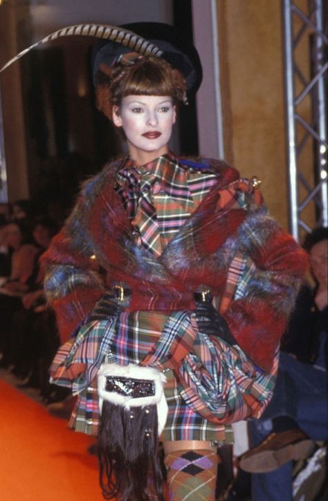 Linda Evangelista Vivienne Westwood, Maximalist Fashion Runway, Vivienne Westwood 1980s, Old Vivienne Westwood, Tartan Runway, Vivienne Westwood Grunge, Vivienne Westwood Outfits, 90s Vivienne Westwood, Vivienne Westwood Runway