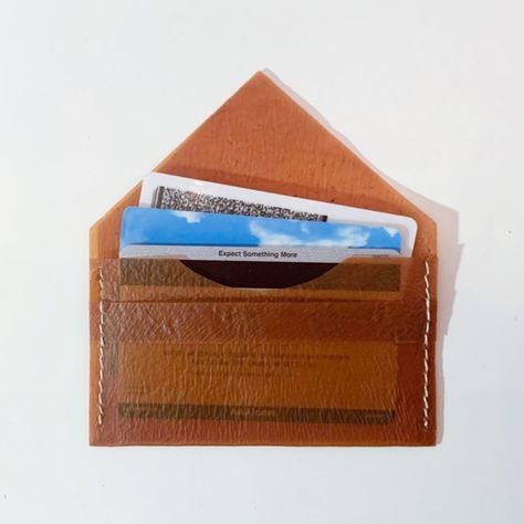 Sarah Garrison on Instagram: “This wallet is made of bioleather! 🌿 I made this bioleather from SCOBY (Symbiotic Culture of Bacteria and Yeast) which grows during the…” Make Your Own Kombucha, Gelatin Recipes, Glass Pan, Black Tea Bags, Material Research, Packaging Ideas Business, Bio Art, Biophilic Design, Kitchen Waste