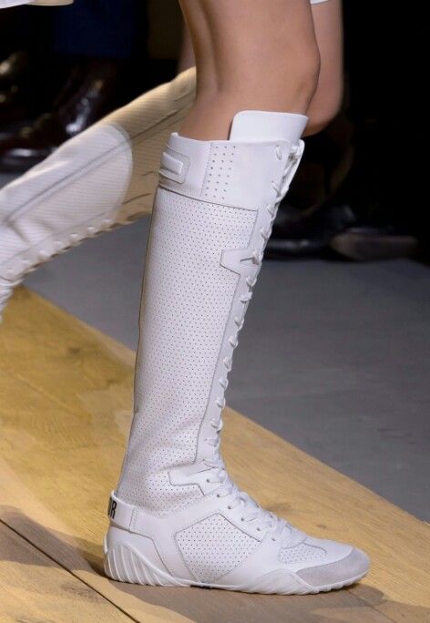 Dior Spring 2017, Christian Dior Fashion Show, Knee High Sneakers, Wrestling Boots, Boxing Shoes, Boxing Boots, Runway Shoes, Kicks Shoes, Versace Shoes