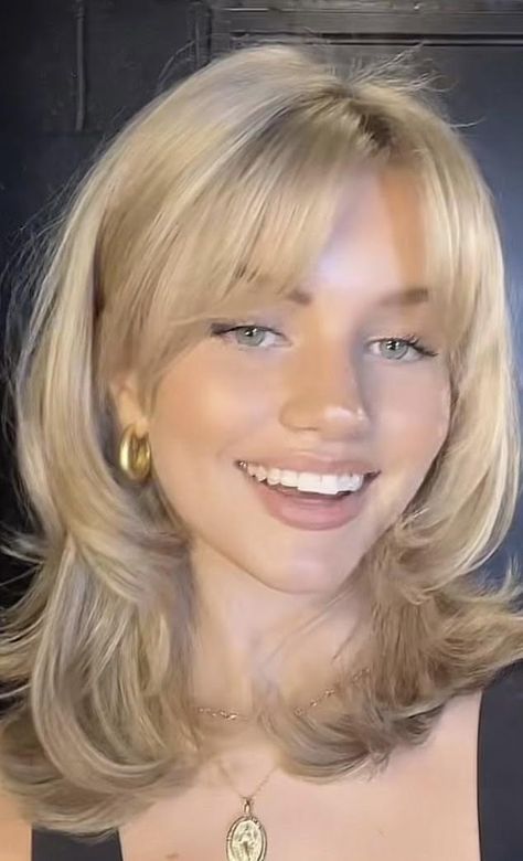 Cameron Diaz Bangs, 90s Haircuts Bangs, Haircut Styles For Round Face, Curtain Bangs Chubby Face, 90s Bob With Bangs, Voluminous Short Hair, 90s Layered Hair Short, Cameron Diaz Hair, Pinterest Fits