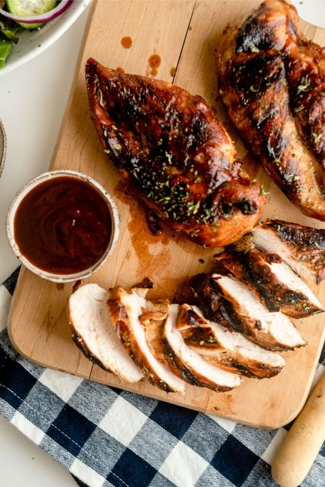 The root beer in this Marinated Root Beer Grilled Chicken recipe gives it a nice sweet flavor and helps make your chicken so moist! Root Beer Chicken, 6 Sisters, Root Beer Recipe, Bbq Foods, Chicken Zucchini Casserole, Zucchini Casserole Recipes, Grilled Chicken Recipe, Grilled Foods, Beer Chicken