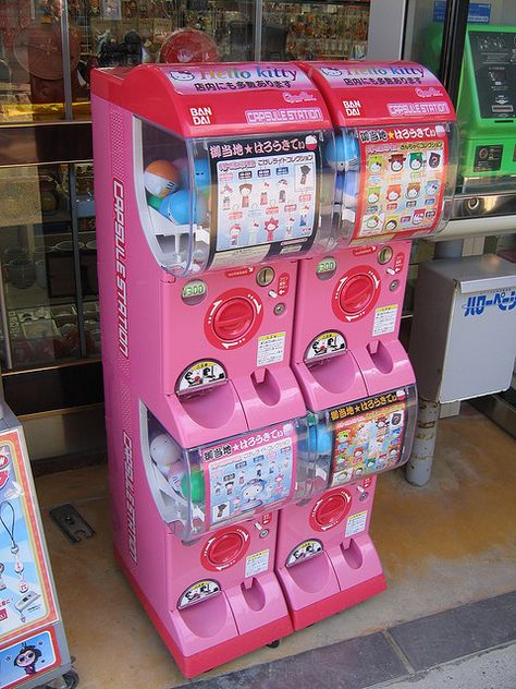 i don't think i would mind living in japan with stuff like this lining the streets! Vending Machines In Japan, Hello Kitty Bed, Kitty Toys, Hello Kitty Gifts, Spy Gear, Hello Kitty Toys, Toy Machine, Kiosk Design, Claw Machine