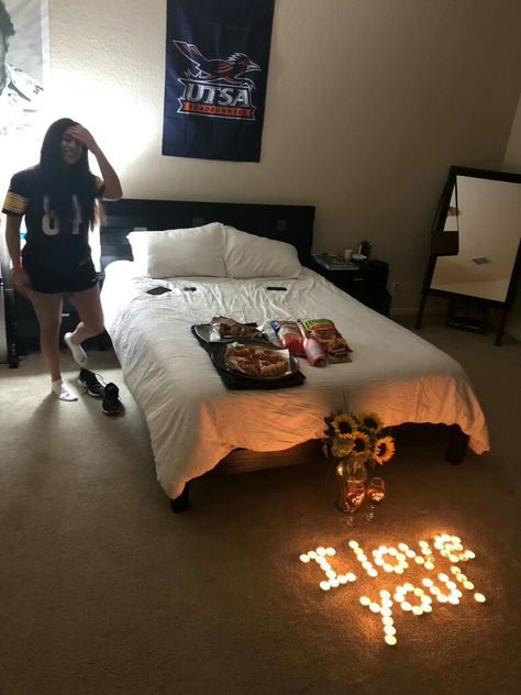 Dude surprised his girlfriend after long day (work and school). It doesn’t have to be a “special” day for someone to feel appreciated 😊 Romantic Surprises For Him, Birthday Surprise For Girlfriend, Surprise For Girlfriend, Romantic Bedroom Ideas, Romantic Room Decoration, Ideas For Date Night, Surprise Date, Romantic Date Night Ideas, Surprise For Him