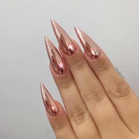 Gold Stiletto Nails, Gold Manicure, Acrylic Nails Stiletto, Nails Stiletto, Stiletto Nails Designs, Rose Gold Nails, Chrome Nails, Cool Nail Art, Gold Nails