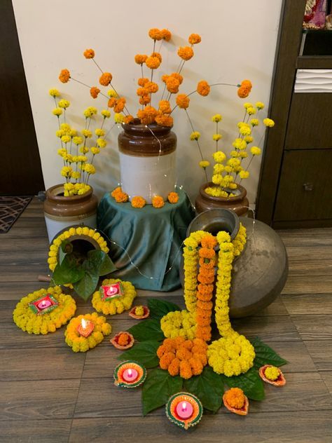 Pooja Dish Decoration, Navratri Home Decor, Mayra Function Decoration, Navratri Puja Decoration At Home, Lakshmi Pooja Decoration Ideas At Home, Diwali Lakshmi Pooja Decoration Ideas, Navratri Decoration Ideas For Society, Kankotri Decoration Ideas, Navratri Decoration Ideas For Home