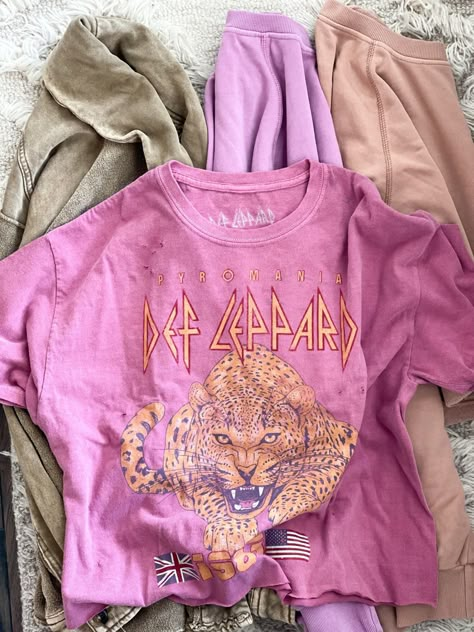 Summer Outfit Inspiration - Def Leppard Band Tee - Cropped Tee Shirt Def Leppard Outfit, Def Leppard Shirt, Preppy Tops, Preppy Shirt, Preppy Fits, Trendy Shirt Designs, Preppy Clothes, Casual Preppy Outfits, Cute Graphic Tees