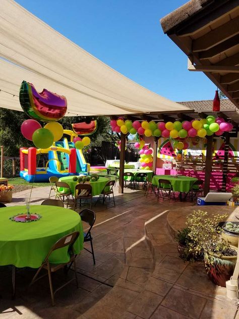 Cocomelon Pool Party Ideas, Birthday Party Layout Ideas, Watermelon Birthday Party Ideas, Tropisk Fest, Watermelon Birthday Party, Melon Birthday, Baby Shower Watermelon, Fruit Birthday Party, Watermelon Birthday Parties