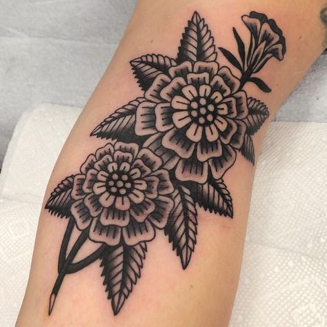 BECCA on Instagram: "Black and grey marigolds over the ditch? No problem. Thank you Jessica!🌷🌷🖤" Traditional Tattoo Black And White, Black And White Flower Tattoo, Marigold Tattoo, Black Line Tattoo, American Traditional Tattoo Ideas, Traditional Tattoo Flowers, Traditional Tattoo Ideas, Traditional Style Tattoo, Floral Tattoo Sleeve