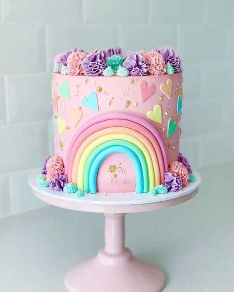 Kate Gnanapragasam on Instagram: “Same, same but different 🥰🤩Pink, yellow or blue/pink ombré?💗💛💝 I'd love to know which you prefer? 🥰 #rainbow #rainbowcake #rainbowparty…” Girly Cake Ideas, Rainbow Heart Cake, Rainbow Cakes, Candy Birthday Cakes, 6th Birthday Cakes, 5th Birthday Cake, Rainbow Birthday Cake, Pastel Cakes, 4th Birthday Cakes