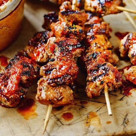 spanish pork skewers with sauce Dishes From Spain, Hors Devours Appetizers, Spanish Pork, Spain Tapas, Easy Spanish Recipes, Spanish Dinner, Traditional Spanish Recipes, Pork Skewers, Mexican Pork