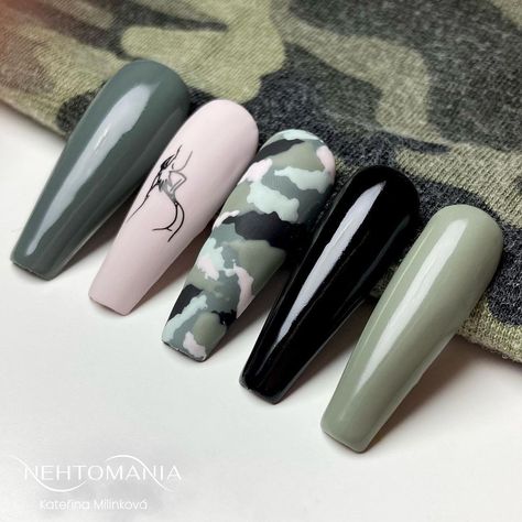 Brown Camo Nails, Army Theme Nails, Army Fatigue Nails, Call Of Duty Nail Art, Call Of Duty Nails, Khaki Nail Designs, Army Nails Design, Camo Nails Acrylic, Camoflauge Nails