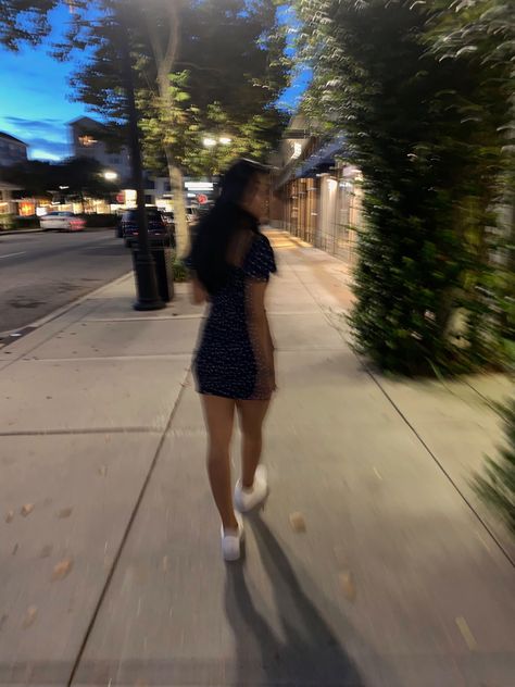 Pic faceless Brunette No Face Pics, Faceless Pics Aesthetic For Insta, Aesthetic Faceless Pics, Faceless Pics Female, Brunette Girl Faceless, Brown Hair Girl Aesthetic Faceless, Blurry Aesthetic Girl Hoodie, Blonde Hair With Bangs, Blonde Curly Hair