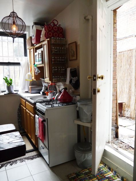 Urban Outfitters Bathroom, Breakfast Bar Table, Bed Nook, Bohemian Kitchen, Brooklyn Apartment, College Professor, Apartment House, Cambridge Ma, Countryside House