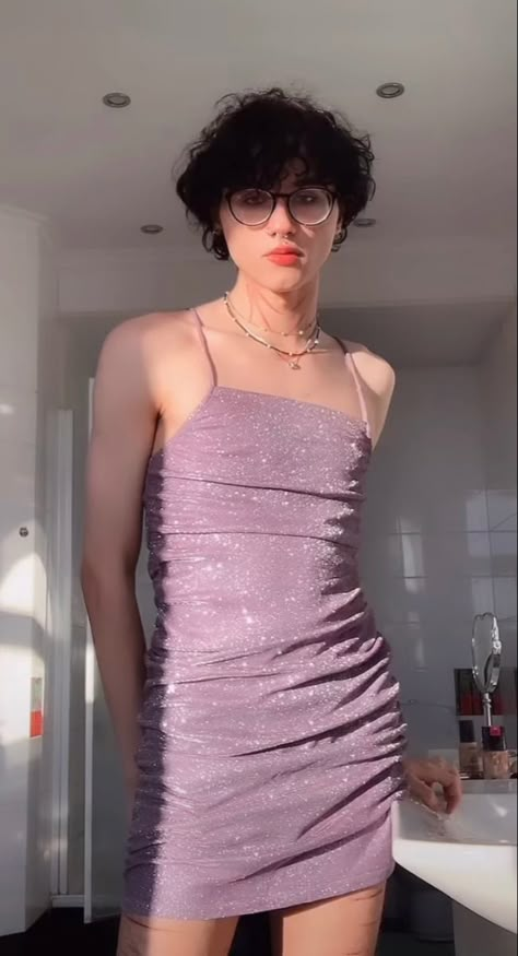 Non Binary Fashion, Genderqueer Fashion, Transgender Outfits, Men Wearing Skirts, Legs Outfit, Gender Fluid Fashion, Feminine Wardrobe, Fashion Feminine, Christian Fashion