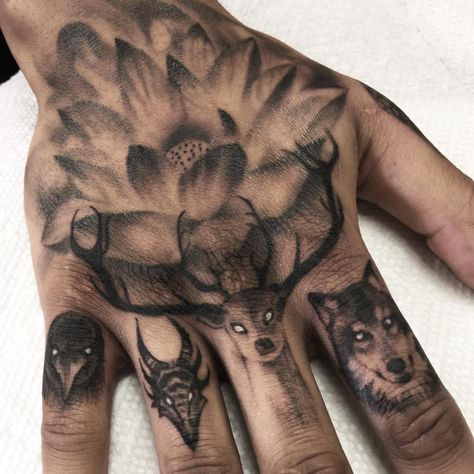 Deer Hand Tattoo, Hand Tattoo Cover Up, Tattoo Main, Herren Hand Tattoos, Full Hand Tattoo, Feminine Skull Tattoos, Skull Hand Tattoo, Finger Tats, Knuckle Tattoos