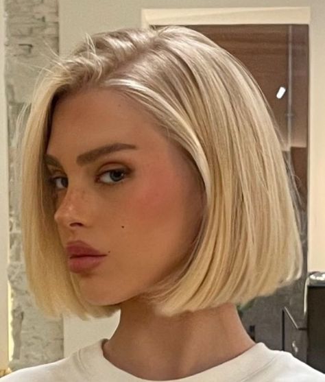 Blonde Bob Wedding Hair, Short Hair Blonde Girl, Blonde Bob Aesthetic, Blonde Lobs, 90s Short Bob, Blonde Bob Short, Scandi Blonde, Feminine Short Hair, Blonde Hair Goals