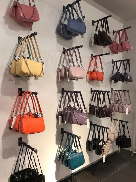 Toko Tas Aesthetic, Bag Boutique Interior, Bag Store Interior Design, Bags Shop Interior Design, Bag Shop Interior, Botique Interiors Design, Bag Store Display, Boutique Shop Interior, Clothing Boutique Decor