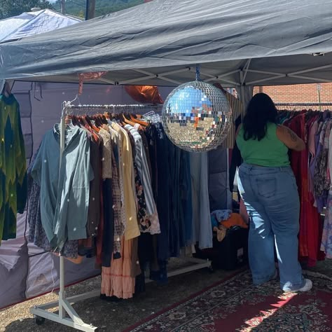 Flea Market Booth Aesthetic, Pop Up Flea Market, Vintage Clothing Pop Up Booth, Market Day Aesthetic, Popup Market Booth, Vintage Clothing Pop Up, Market Stall Aesthetic, Thrift Market Aesthetic, Vintage Pop Up Shop Display