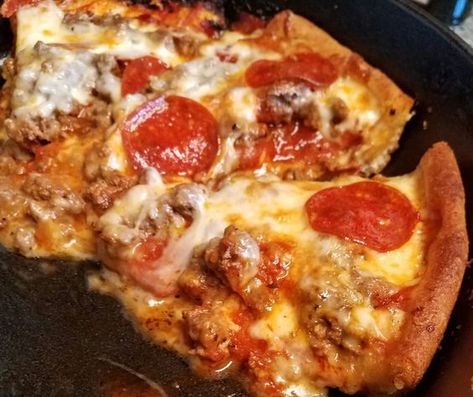 Iron Skillet Pizza, Skillet Recipes Dinner, Cast Iron Skillet Recipes Dinner, Cast Iron Skillet Pizza, Chicago Style Deep Dish Pizza, Deep Dish Pizza Recipe, Cast Iron Skillet Cooking, Cast Iron Pizza, Chicago Deep Dish Pizza