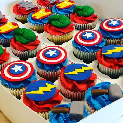 Avengers cupcakes Marvel Avengers Cupcakes, Marvel Cupcakes Ideas, Avengers Cupcakes Ideas, Superhero Birthday Cupcakes, Super Hero Cupcakes For Boys, Marvel Cupcake Ideas, Avenger Cakes For Boys, Avengers Cupcake Cake, Cupcakes Avengers