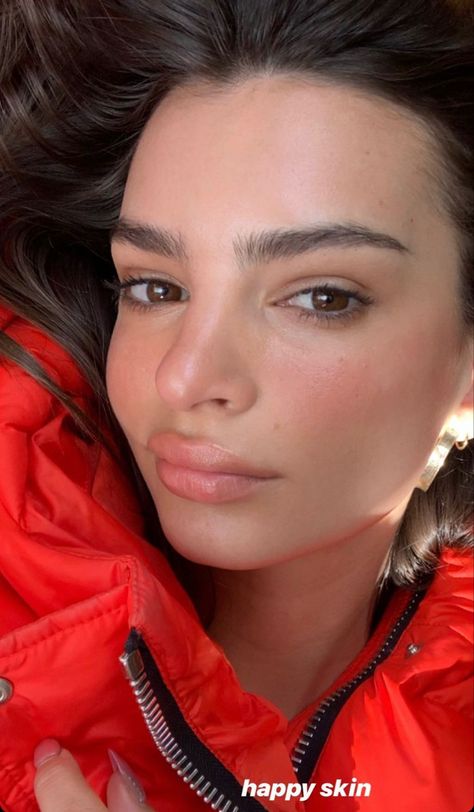 Emily Ratajkowski Makeup, Emrata Instagram, Emily Ratajkowski Outfits, Straight Eyebrows, Eyebrow Trends, Straight Brows, Fresh Face Makeup, Makeup Books, Makeup Is Life