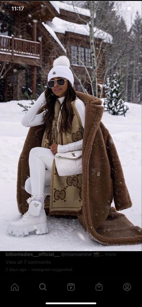 Chanel Combat Boots, Maria Vizuete, Ski Trip Outfit, Snow Outfits, Prada Boots, Ski Outfits, Vinyl Leggings, Mia Mia, Trip Outfit