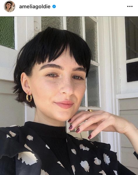 Bangs And Short Hair, Medium Length Bangs, Middle Bangs, Short Hair And Bangs, Mullet Cut, Bob Haircut With Bangs, Hair Inspiration Short, Short Haircut, Girl Short Hair