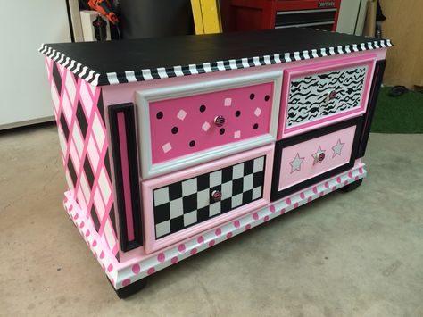 Custom Painted Dresser, Cool Painted Dressers, Dresser Makeover Colorful, Diy Dresser Painting Ideas, Custom Dresser Ideas, Dresser Painting Ideas Aesthetic, Hand Painted Dressers Diy, Fun Dresser Painting Ideas, Hand Painted Dresser Ideas