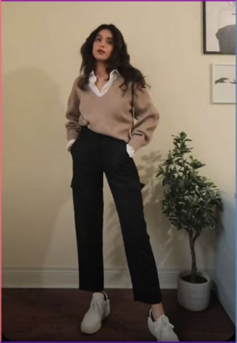 Outfit Ideas Formal Classy, Cold Business Casual Outfits, Smart Casual Evening Outfit Women, Sweater Office Outfits, Receptionist Outfit Front Desk Casual, Office Ootd Work Outfits, Work Party Outfit Winter, Female Engineer Outfit, Winter Outfits For College